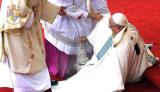 سقوط قداسة البابا فرنسيس خلال الاحتفال بالقداس الإلهي في مؤتمر الشبيبة العالمي